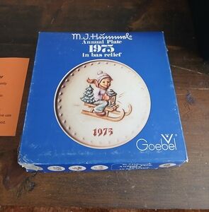 M.J. Hummel 1975 Annual Plate in Box Goebel IN BAS RELIEF Read Description